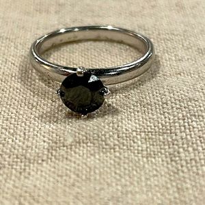 BLACK DIAMOND IN STERLING SILVER SOLITAIRE RING SIZE 8 APROX .9 ct